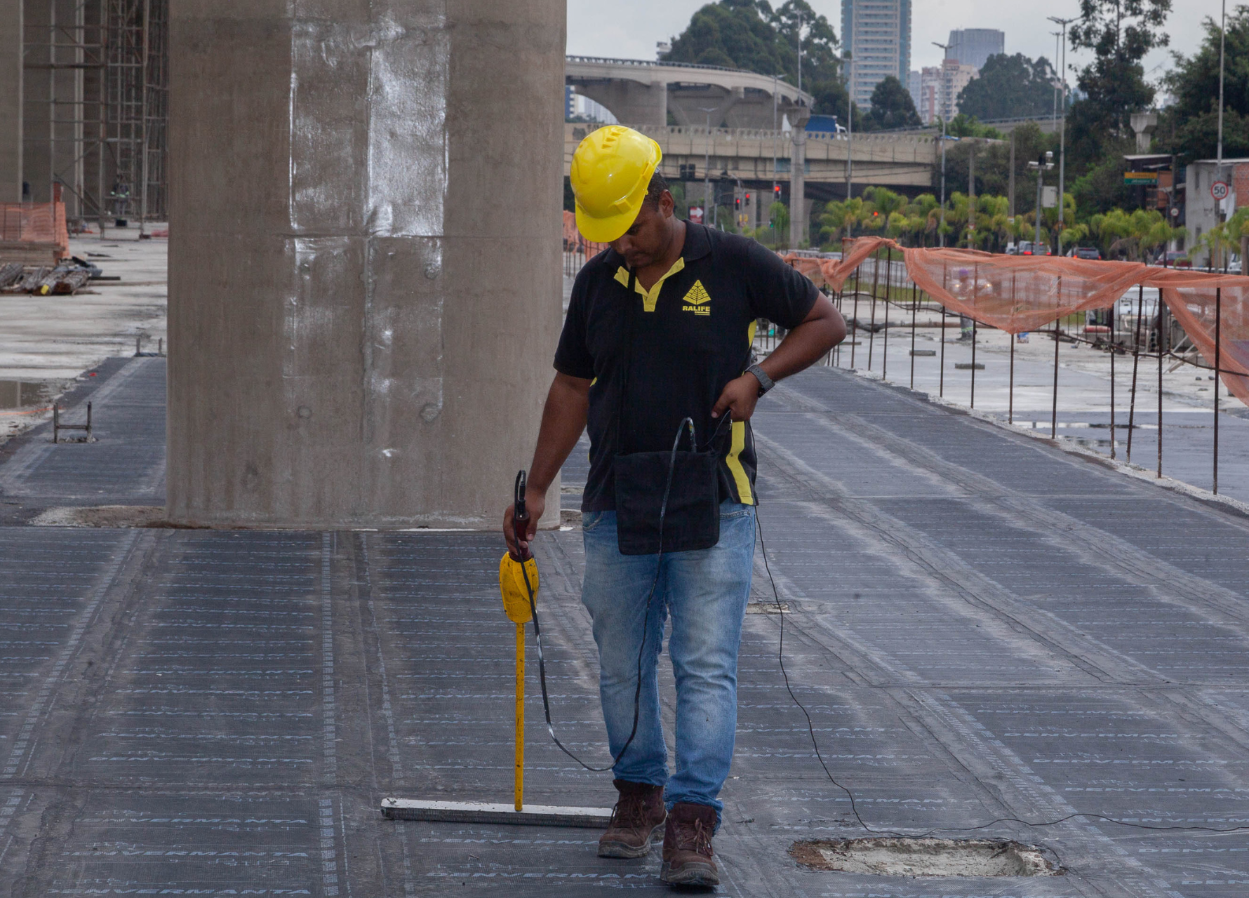 O teste de estanqueidade, realizado com o equipamento Holiday Detector, surge como uma solução eficiente para evitar esses problemas, garantindo a estanqueidade e a qualidade da obra. A rápida identificação de falhas permite que a correção seja realizada imediatamente, garantindo que a permanência permaneça segura e sem paradas na obra.