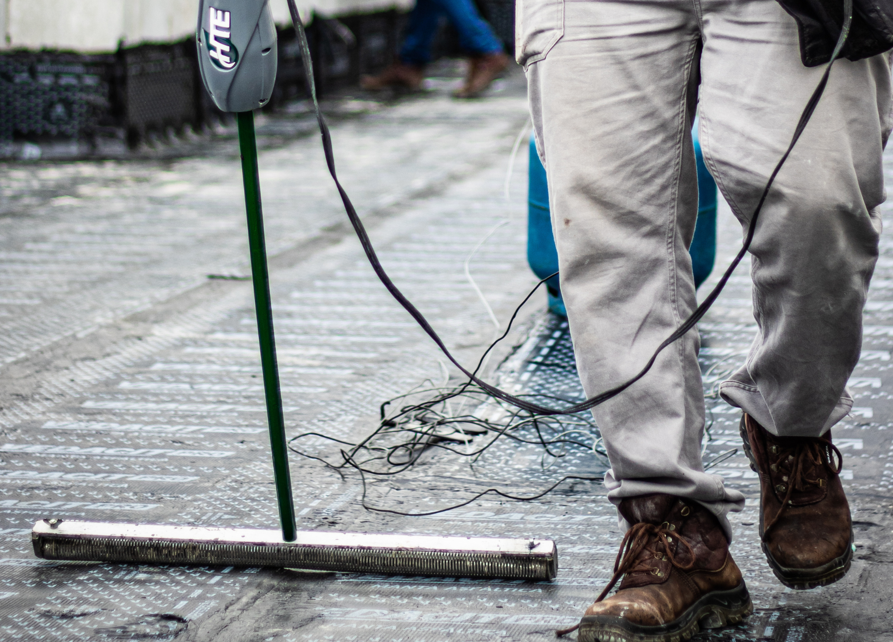 Como o Teste de Estanqueidade com o Detector de Férias Contribui para a Conformidade com as Normas Técnicas da Construção Civil